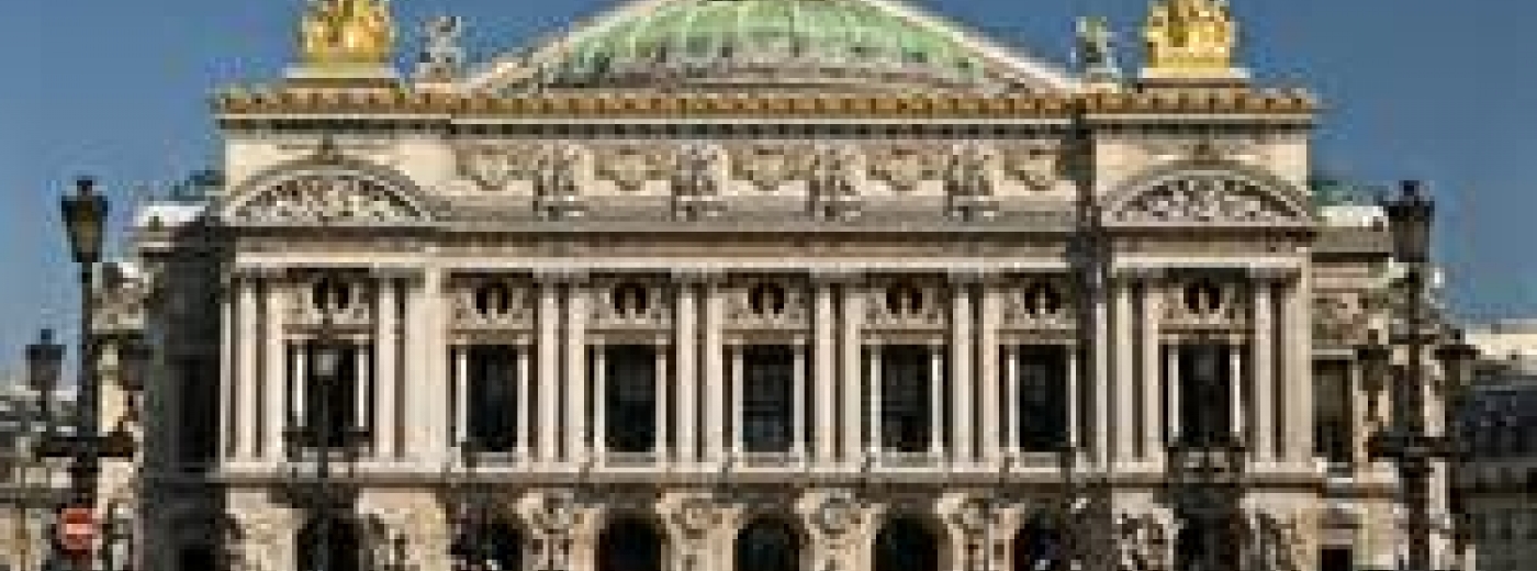 Construit à l’initiative de Napoléon III dans le cadre de grands travaux de rénovation de Paris, l’Opéra Garnier est le plus vaste théâtre lyrique d’Europe. Il possède l’architecture la plus significative de l’art du Second Empire.