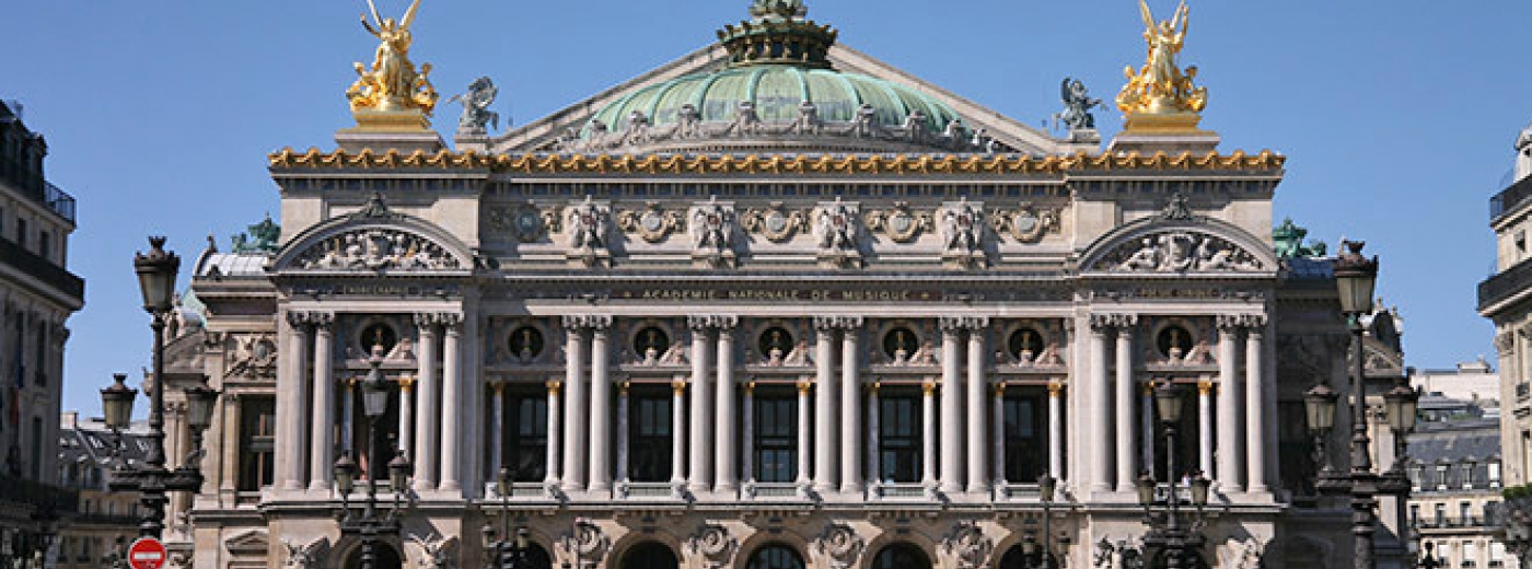 Construit à l’initiative de Napoléon III dans le cadre de grands travaux de rénovation de Paris, l’Opéra Garnier est le plus vaste théâtre lyrique d’Europe. Il possède l’architecture la plus significative de l’art du Second Empire.